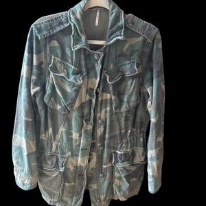 Free people Camouflage Jacket women’s size Small Missing button